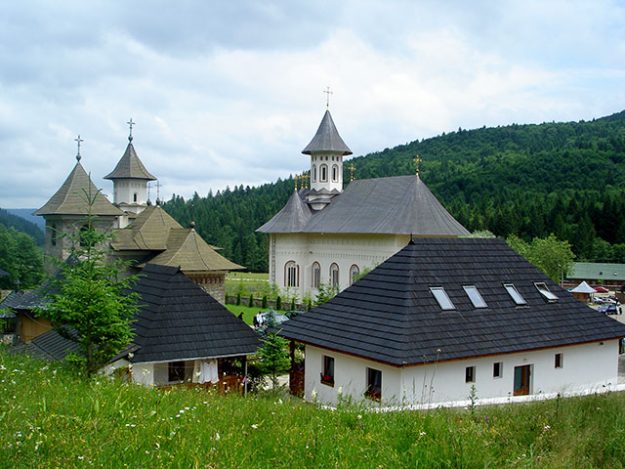 Manastirea-Sihastria-Putnei-m